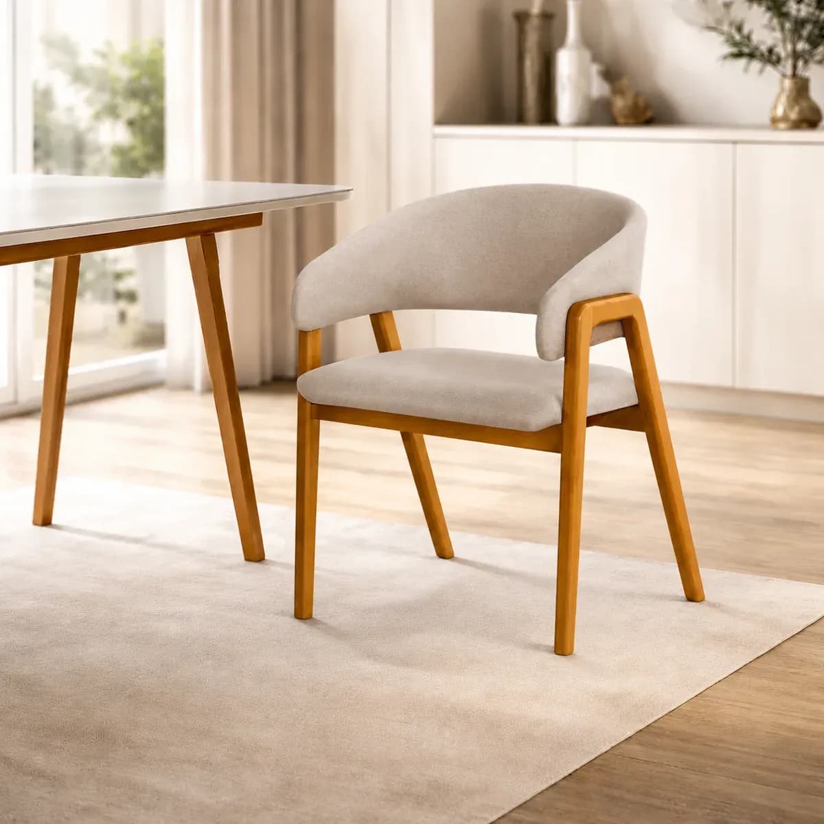 Cadeira Topázio em sala de jantar com mesa de madeira